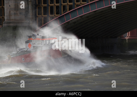 Schlepper im Sturm Stürme auf der Themse in London UK Stockfoto