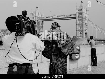 LONDON UK A TV-Moderatorin diskutieren s Tower Bridge in London Stockfoto