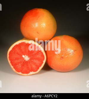 Gruppe von Grapefruit Früchte Sorte Red Rio eine geschnittene Stockfoto