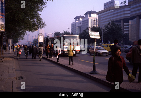 Am frühen Morgen Strassenszene an einer Hauptstraße im Zentrum von Peking China Stockfoto