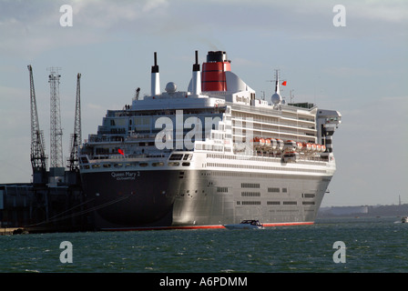 Queen Sie Mary 2 neben in Southampton Stockfoto