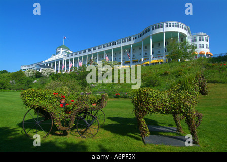 USA Michigan Lake Huron Mackinac Island Grand Hotel außen mit Formschnitt von Pferd und Kutsche Stockfoto