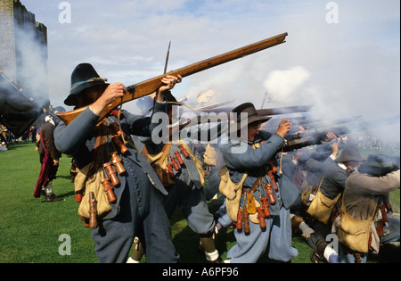 Soldaten schießen Musketen während englischer Bürgerkrieg wieder Werbefotografie bei Scarborough Castle Scarborough Yorkshire uk Stockfoto