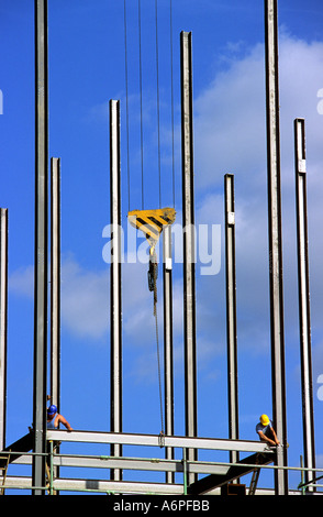 Bauarbeiter Befestigung Träger an Stahlgerüst während am Kran Winde auf der Baustelle in Leeds Großbritannien ausgesetzt Stockfoto