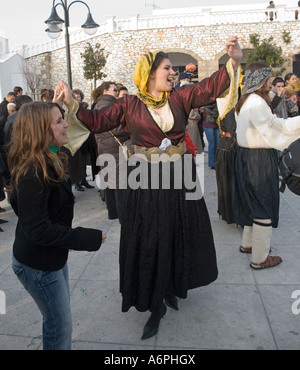 Dame Tänzerin in sauberen Montag feiern Aprokreas Skyrian Festival Skyros Griechische Inseln Griechenland Hellas Stockfoto