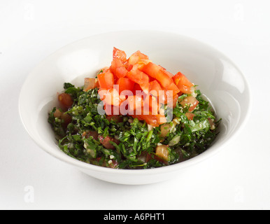 TOMATEN UND FRISCHE KRÄUTER SALAT IN EINE SCHÜSSEL WEIß Stockfoto