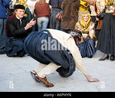 Dame Tänzerin in sauberen Montag feiern Aprokreas Skyrian Festival Skyros Griechische Inseln Griechenland Hellas Stockfoto