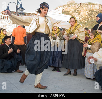 Dame Tänzerin in sauberen Montag feiern Aprokreas Skyrian Festival Skyros Griechische Inseln Griechenland Hellas Stockfoto