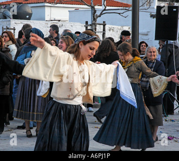 Dame Tänzerin in sauberen Montag feiern Aprokreas Skyrian Festival Skyros Griechische Inseln Griechenland Hellas Stockfoto