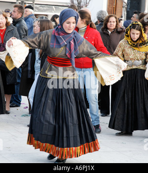 Dame Tänzerin in sauberen Montag feiern Aprokreas Skyrian Festival Skyros Griechische Inseln Griechenland Hellas Stockfoto