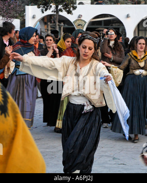 Dame Tänzerin in sauberen Montag feiern Aprokreas Skyrian Festival Skyros Griechische Inseln Griechenland Hellas Stockfoto