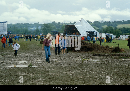 Festivalbesucher zu Fuß im Schlamm bei Glastonbury Festival Pilton Somerset UK Europe Stockfoto