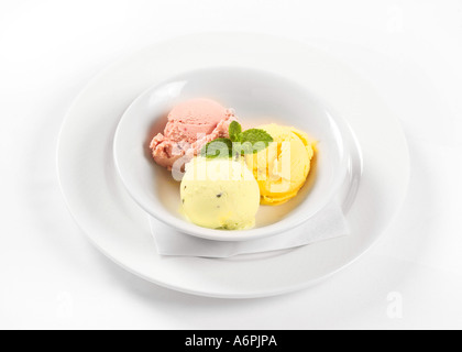 EINE SCHÜSSEL MIT SORTIERTEN KUGELN EIS Stockfoto