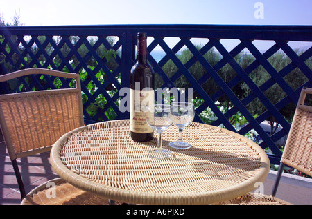 SPEISEN MIT ROTWEIN AUF VERANDA / BALKON BLICK AUF DIE LANDSCHAFT IN ZYPERN Stockfoto