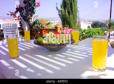 SPEISEN IM LANDHAUS-VILLA IN ZYPERN MIT OBSTSCHALE UND ORANGENSAFT Stockfoto