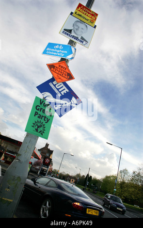 Ein Array von Zeichen, die Wahl auf einen Laternenpfahl in Selly Park Birmingham England während der Wahl mit 2005 Generälen Stockfoto