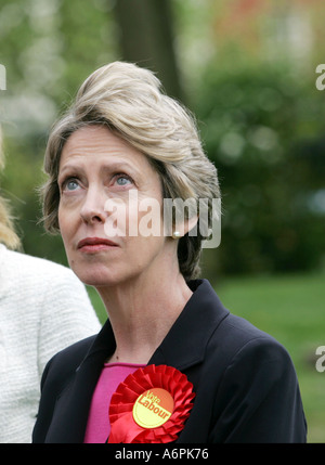 Patricia Hewitt schaut in den Himmel für Inspiration während der Kampagne von den Parlamentswahlen 2005, England Stockfoto