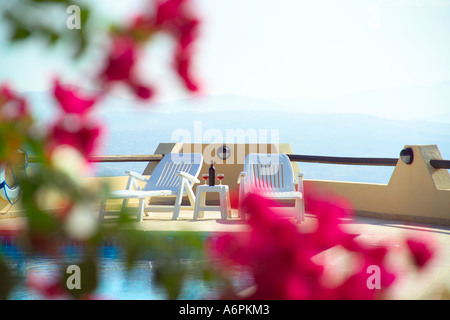 ZWEI SONNENLIEGEN MIT GLÄSER WEIN NEBEN SWIMMING POOL IN ZYPERN Stockfoto