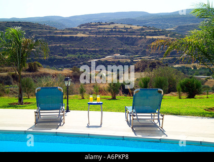 Panoramablick auf Sonnenliegen und Swimmingpool in Zypern Stockfoto