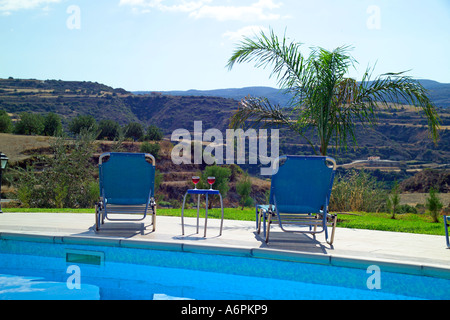 Panoramablick auf Sonnenliegen und Swimmingpool in Zypern Stockfoto