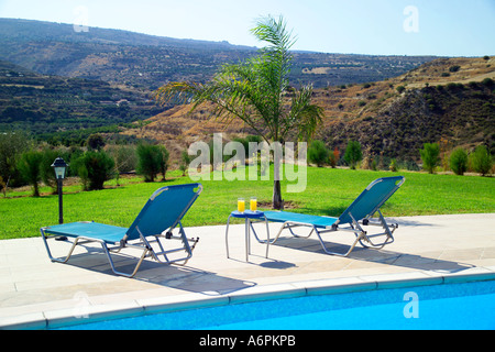 Panoramablick auf Sonnenliegen und Swimmingpool in Zypern Stockfoto