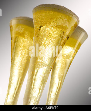 DREI SEKTGLÄSER FLÖTEN MIT BUBBLES Stockfoto