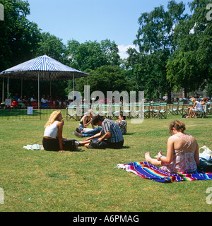 Menschen Picknicken im St. James Park London UK Europe Stockfoto