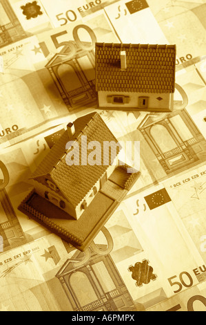 Zwei Miniaturhaus auf 50 Euro-Banknoten Stockfoto