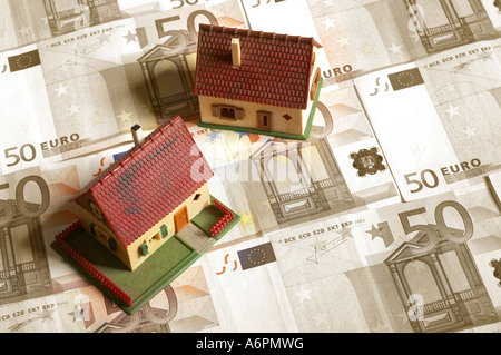 Zwei Miniaturhaus auf 50 Euro-Banknoten Stockfoto