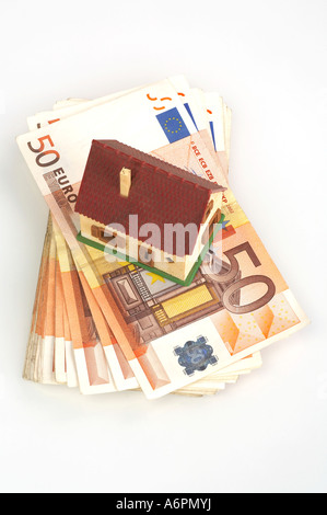 Miniaturhaus auf einem 50 Euro-Banknoten-stack Stockfoto