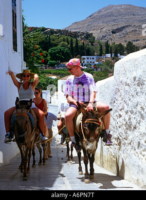 Touristen auf Eseln Lindos Rhodos Griechische Inseln Hellas Stockfoto