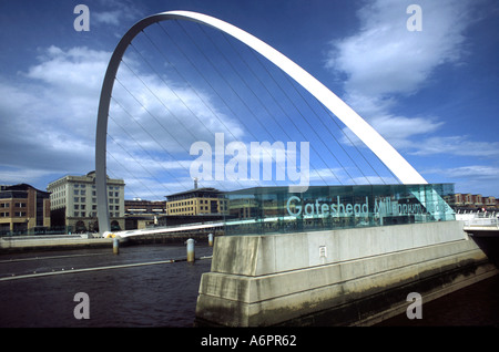 Dramatischen Blick auf den Bogen von der Millennium Bridge überspannt den Tyne zwischen Newcastle und Gateshead Stockfoto