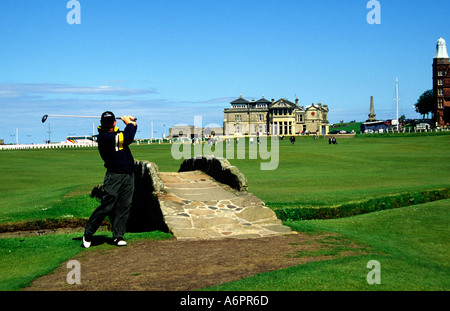 Ein Golfer üben seine Schaukel an die Swilcan Bridge Old Course St Andrews Stockfoto