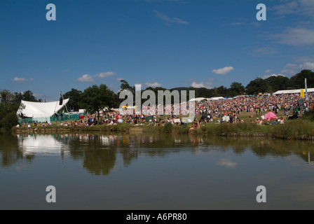 Massen von Partygänger spiegelt sich in den See auf dem Big Chill Musik und Tanz-festival Stockfoto
