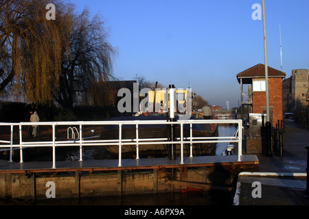 Die Eskdale Seagoing Lastkahn aus Hull durchläuft die Newark-Sperre Stockfoto