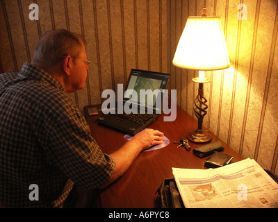 Mittleren Alter Mann mit Lap Top Stockfoto