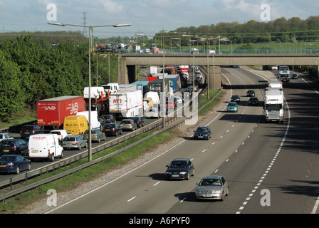M25 Autobahn Ausfahrt 28 achtundzwanzig Warteschlangen Verkehrsstaus auf gegen den Uhrzeigersinn Fahrbahn beinhaltet Eisenbahnbrücke Stockfoto