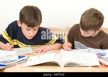 Jungs tun zu Hause aus arbeiten zu studieren, in Buch schreiben und lesen Stockfoto