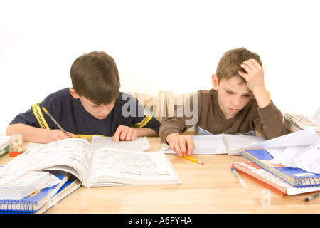 Jungen dabei zu Hause aus arbeiten-Studie Stockfoto
