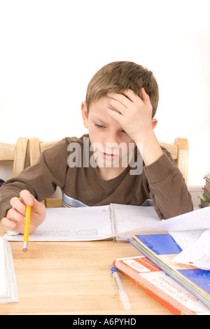Junge tun Hausaufgaben Schule arbeiten traurig verärgert und wütend Stockfoto