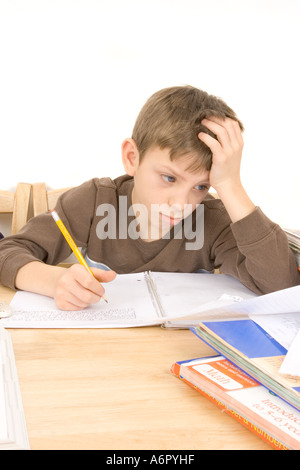 Junge tun Hausaufgaben Schule arbeiten traurig verärgert und wütend Stockfoto