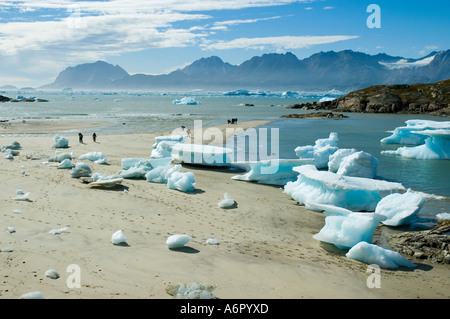 Gestrandete Eisberge am Strand von Angmagssalik Insel, Sermilik Fjord, Akernerpaq, Ostgrönland Stockfoto