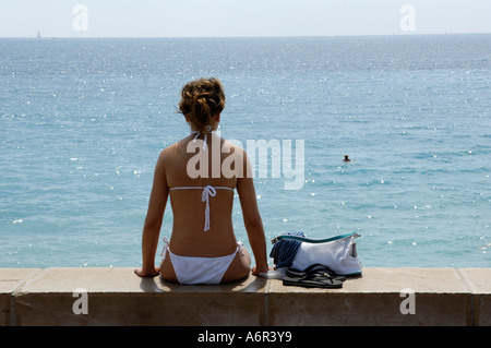 Rückansicht junge Frau im weißen bikini Stockfoto