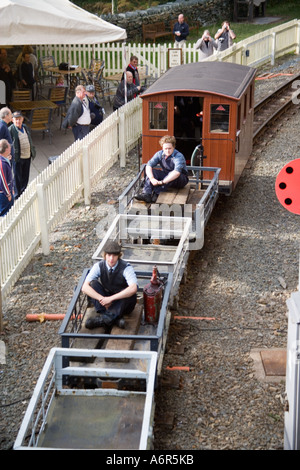 Schiefer Arbeiter Reiten ein Gewicht trainieren an einem viktorianischen Wochenende an Tan y Bwlch Station die wieder Steam Railway, North Wales Stockfoto