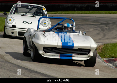 Tim Gallagher Rennen seine 1963 Corvette vor Stanley Crawford in seinem 1973 Porsche 911 RS SVRA Sprint Oldtimer Grand Prix Stockfoto