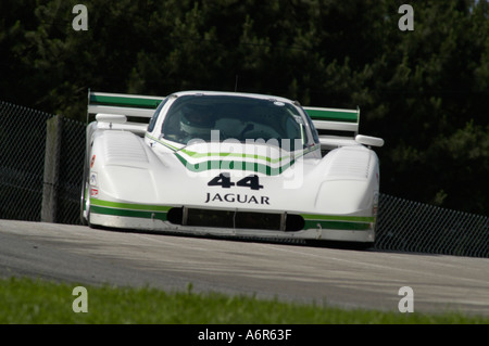 Jim Rogers Rennen seine 1985 Jaguar XJR7 beim SVRA Sprint Oldtimer Grand Prix auf der Mid Ohio Sportwagen Kurs 2004 Stockfoto