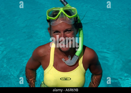 Stehend im Wasser mit Maske und Schnorchel lächelnde Frau Stockfoto