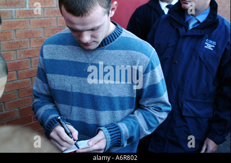 Wayne Rooney Unterzeichnung Autogramme außen Old Trafford Stockfoto