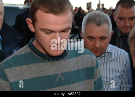 Wayne Rooney im Old Trafford Unterzeichnung Autogramme 31. August 2004 er seinen Vertrag unterschrieb Tag Stockfoto