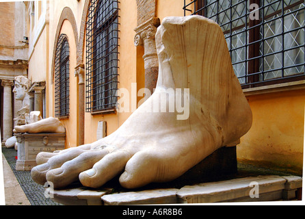 Fuße des gigantischen kolossale Statue Kaiser Constantine Palazzo dei Conservatori Rom Italien Europa Stockfoto